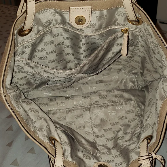 💕🔥Beige Michael Kors Bag Tote🔥💕 - Picture 6 of 12